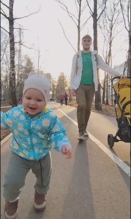 Топ-топ. Малышка - топтыжка на прогулке в парке
Видео для детей