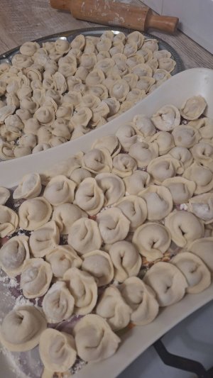 Пельмени делать помогают дети
