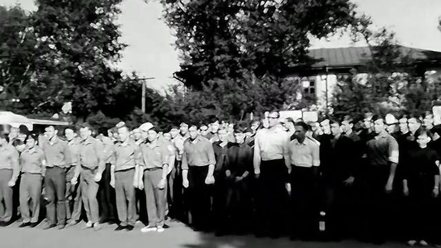 1970 год. Тюмень. Ж\Д вокзал. Прибытие студенческих стройотрядов с Украины.
