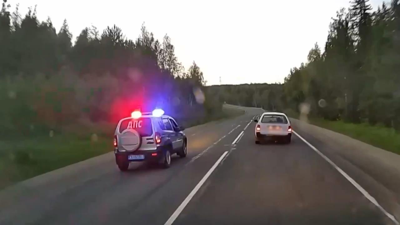 МВД показало кадры погони со стрельбой за угонщиком в Иркутской области