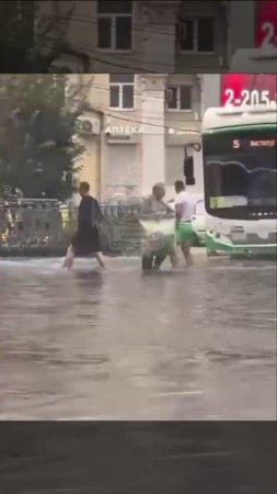 Воды в Воронеже - в прямом смысле по колено. 💦😱