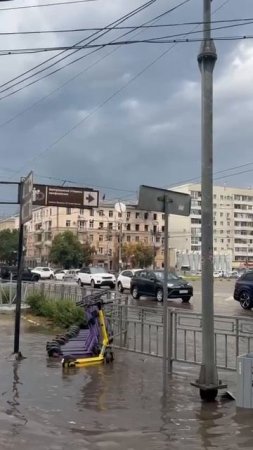 События сегодняшнего дня в одном видео: дом, разнесённый БПЛА и затопленные ливнем улицы.
