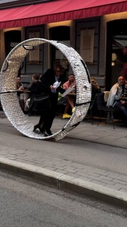 как белка в колесе 🐿 о чем перфоманс? #ommblat #перфоманс #performance #art #патриаршиепруды