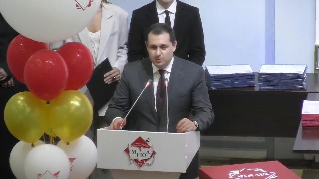 Торжественное вручение дипломов выпускникам