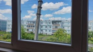 Смотрю в окно на балконе, счастливая деревенская жизнь