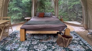 Летний шатёр с панорамными окнами в лесу. Хюгге Кэмп Карелия.