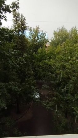 Минут 20 шёл, сейчас тихо, хорошо свежо. Готовим с мамой еду и смотрим кино, месяца два телевизор не
