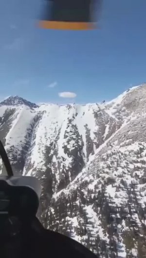 Горный полёт зимой: Robinson R44 над снежными вершинами