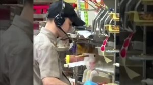 🤢 Во «Вкусно — и точка» сотрудник плевал в бургеры прямо перед подачей клиентам