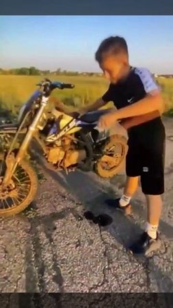 в исполнении школьника на питбайке