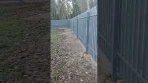 Откатные ворота установлены на винтовые сваи Штакетник с маленьким зазором.
