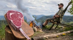 Фаршированный стейк «Томагавк» с сыром, приготовленный в лесу