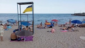 Вечерний пляж Одессы. У Чаши Матери моря внесение даров собранного урожая дел и приятие даров моря