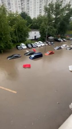 💦На Проспекте мира машины почти полностью ушли под воду💦