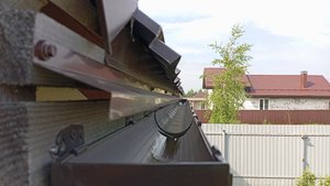 Водосточная система из пластика. Прошло 4 года.  | Строю САМ