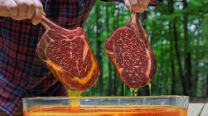 Сочные стейки, пропитанные медом, приготовленные на гриле в закрытом помещении, на огне