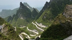 Китай. Летающие горы Чжанцзяцзе, стеклянный мост, гора Тянмэнь.