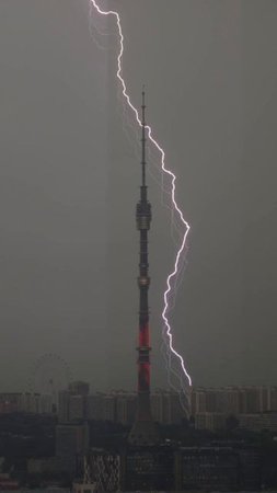 Рядом с Останкинской башней ударила молния