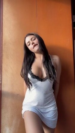Милая веселая девушка брюнетка с классной фигурой