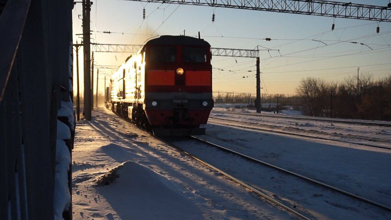 Тепловоз 2ТЭ10М-3263 с контейнерным поездом и буранчиком.