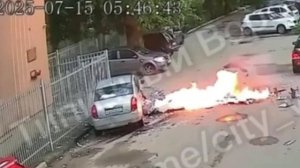 Момент попадания БПЛА по автомобилю в Политехническом переулке.