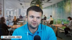 Юрист разговаривает по телефону