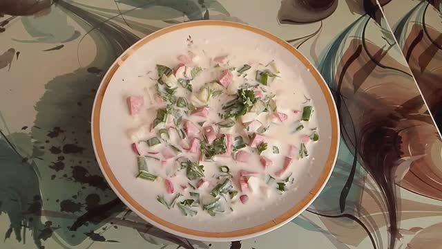 Окрошка на кефире с майонезом и горчицей.