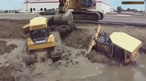 Застрявшего в Грязи БУЛЬДОЗЕР спас Экскаваторщик.