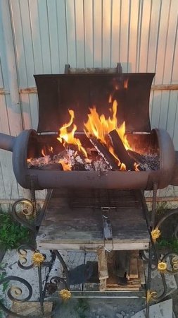 Разжигаем дрова для шашлыка!