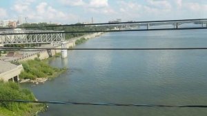 На мосту через Обь в Новосибирске - вид из окна электрички на южную сторону (август 2020).