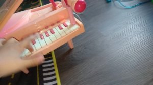 лабубу  учится  играть  на   пианини