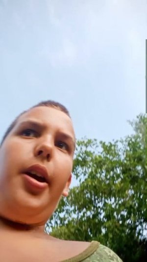 идём по своему СНТ выбрасывать мусор