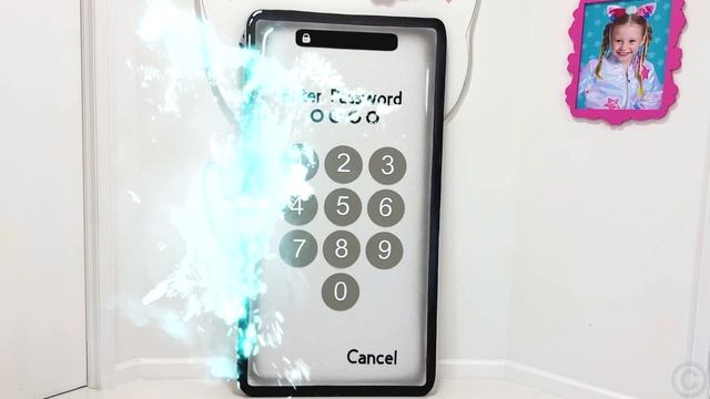 Настя и ее друзья украшают игровые домики для детей