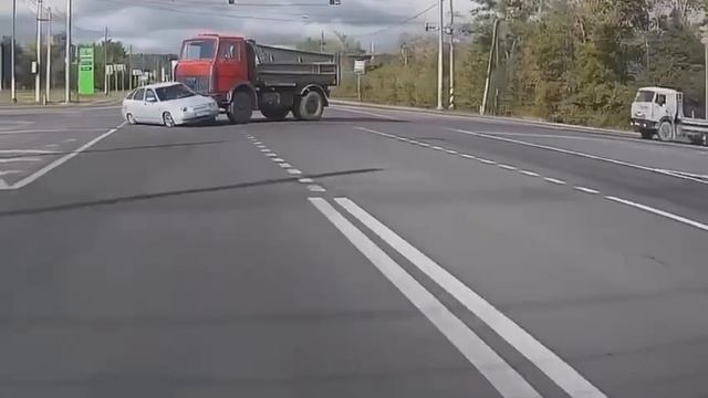 Не лезь под грузовик, ДТП