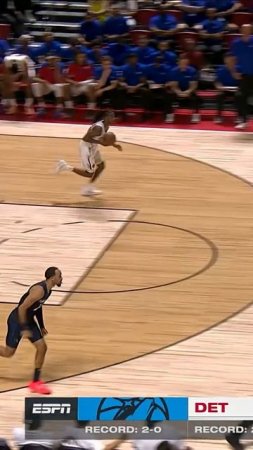 Rob Dillingham with the dime to Amari Bailey for the up and under