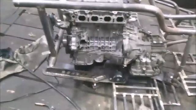 Двигатель 1ZZ FE собран и установлен в раму будущего квадроцикла смотреть онлайн