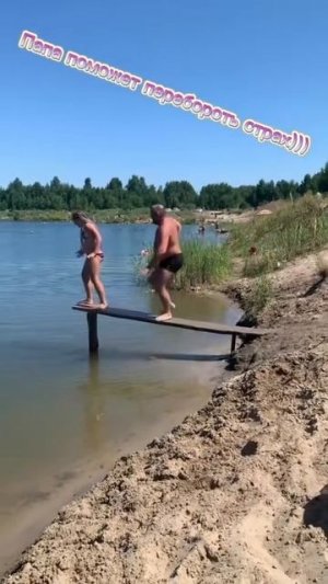 Учу дочку плавать. А как учили вас? Напишите ком.