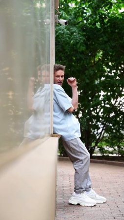 Ты смотрела, мечтая в окошке
Силуэт его снова увидеть...