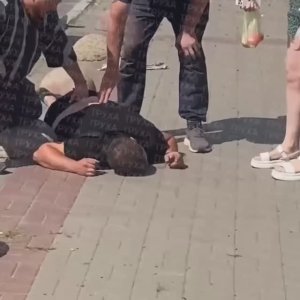 🔴В Днепре 15-ти летние русскоговорящие отбили бедолагу у полицаев🔴Похоже не всё там потеряно🔴