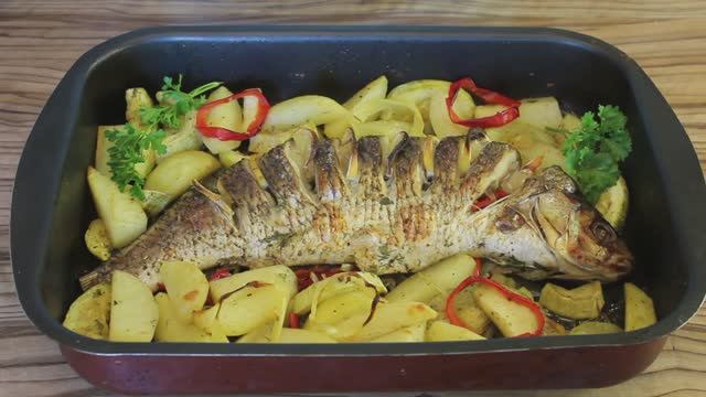 Язь фаршированный овощами! Рыба запеченая в духовке.