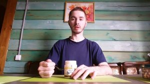 Пробую крем-мёд с кедровым орехом. Очень годный и вкусный мёд