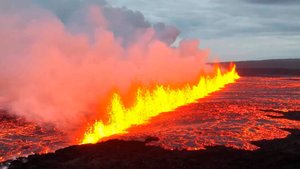 Километровая трещина образовалась из-за извержения вулкана на полуострове Рейкьянес в Исландии