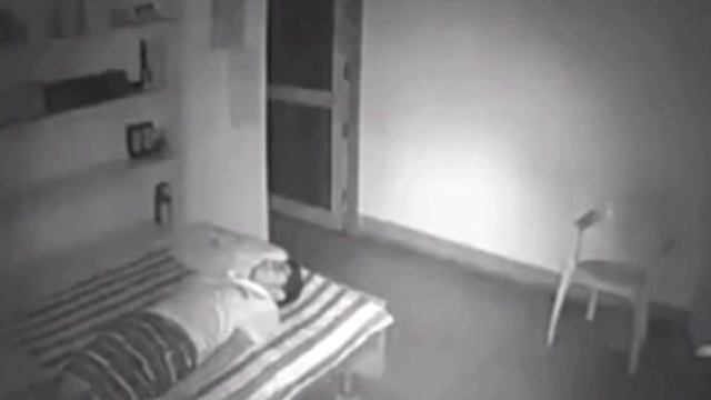 Этот человек умер во сне. На камеру удалось запечатлеть момент, когда его душа выходит из тела