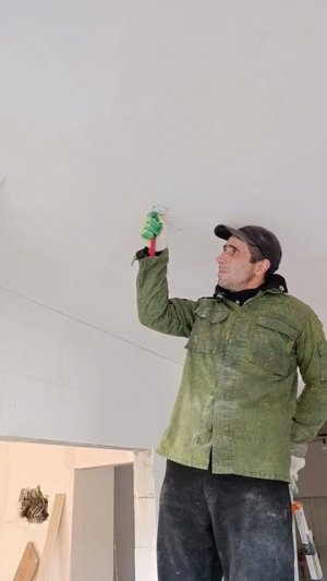 Делаем вырез из гипсакартона для лампочек.