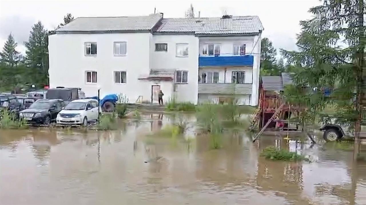 МЧС усиливает группировку в Якутии, которая уже несколько дней во власти паводков