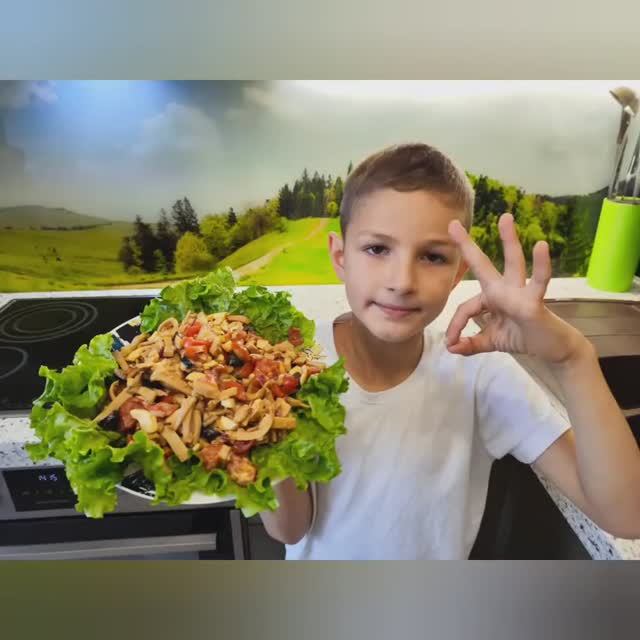 Салат из кальмара. Питательный, сытный салат. Низкокалорийный салат. Сделать вместе. Быстро, легко,