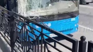 Водитель автобуса протаранил столб на Шолохова.