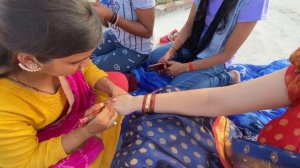 Поехали на свадьбу к дальним родственникам. По традиции я должна одеть сари