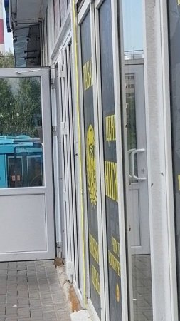 Голубой автобус сломался и стоит с открытым