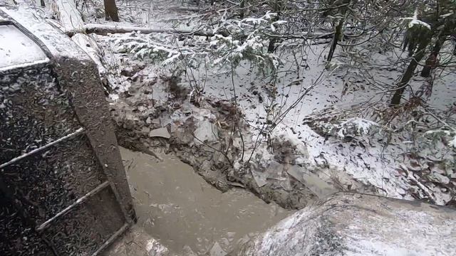 Поехали в лес чисто на заднем приводе и за одно проверил мягкость подвески. смотреть онлайн